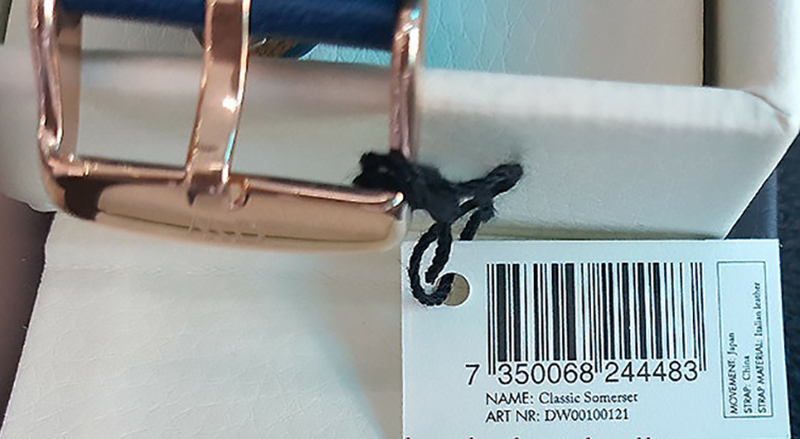 Bạn h&atilde;y đối chiếu m&atilde; code được in sẵn với d&atilde;y số ở mặt sau đồng hồ để kiểm tra h&agrave;ng ch&iacute;nh h&atilde;ng